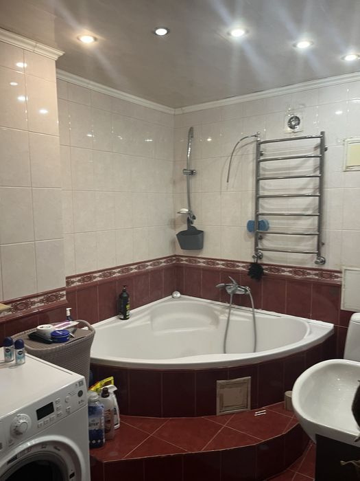 Продам 4 кімнатну квартиру в Броварах район парку.