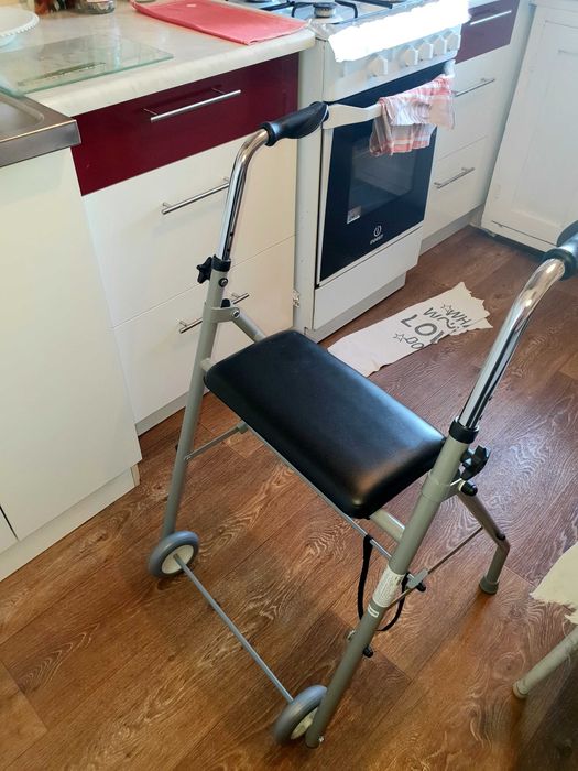 Нові, зручні,легкі фіксовані ходунці на колесах із сидінням, складані.