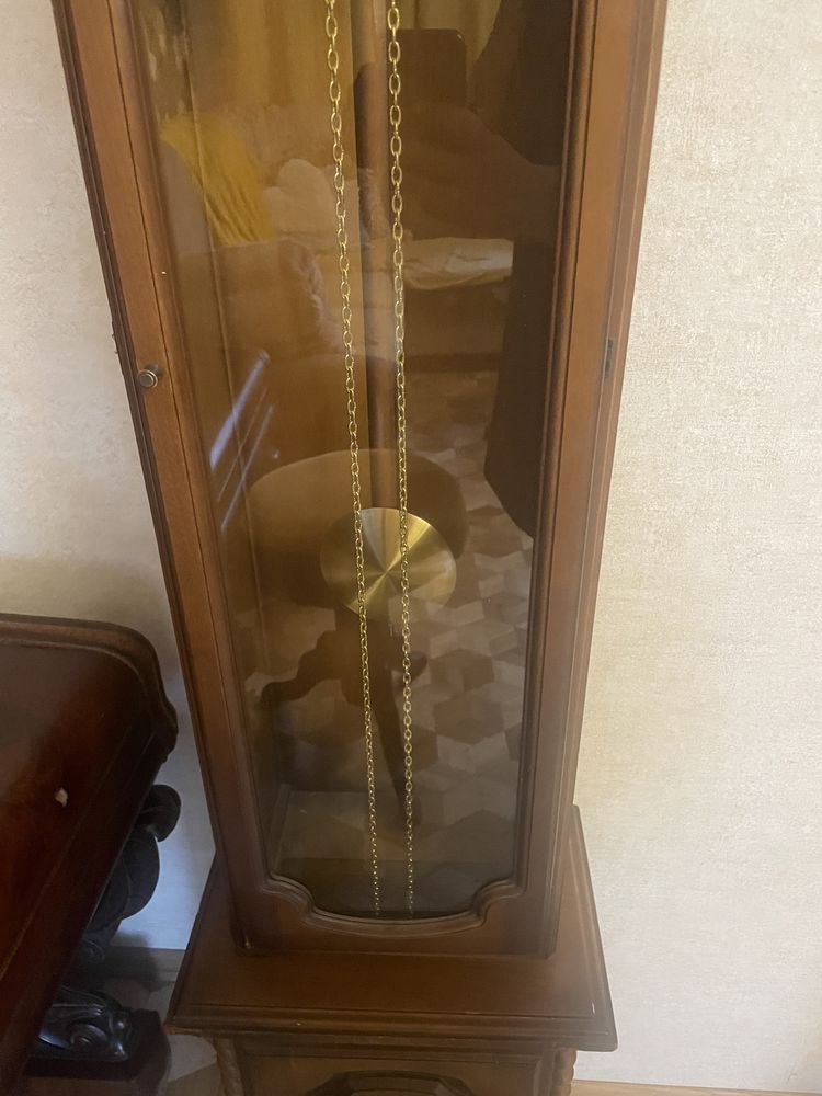 Stary stojący zegar niemiecki