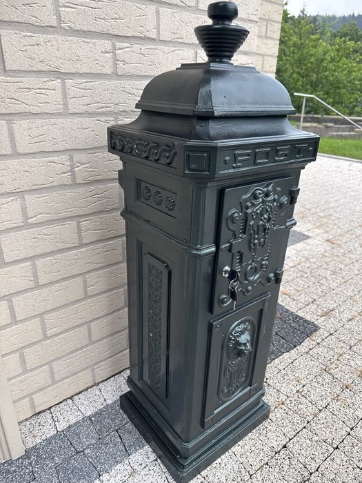 Bogato zdobiona skrzynka na listy wolnostojąca odnowiona