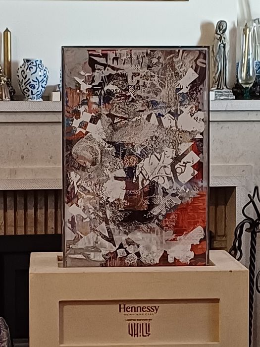 VHILS Alexandre Farto  Caixa multidimensional em resina  "Hennessy"