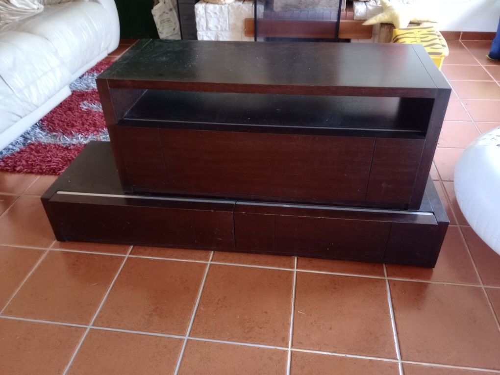 Móveis em madeira escura de TV
