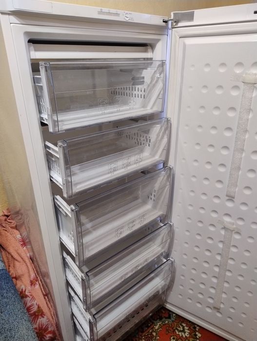 Продам б.в. морозильну камеру Beko