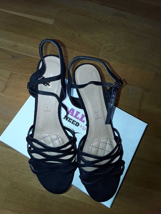 Sandália de salto alto preta