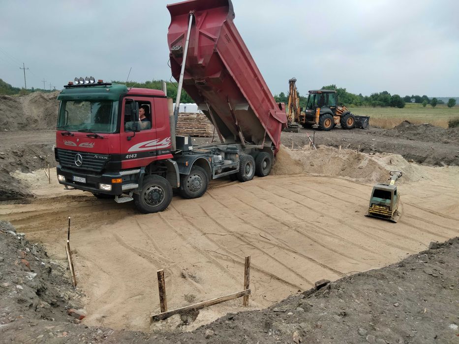 Transport Wywrotką Czteroosiową Naczepą Wanną Wywrotki Usługi Wozidłem
