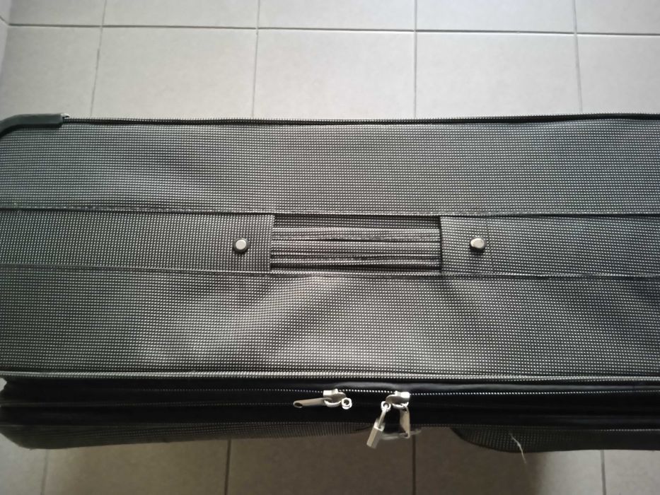 walizka w szarą kratkę