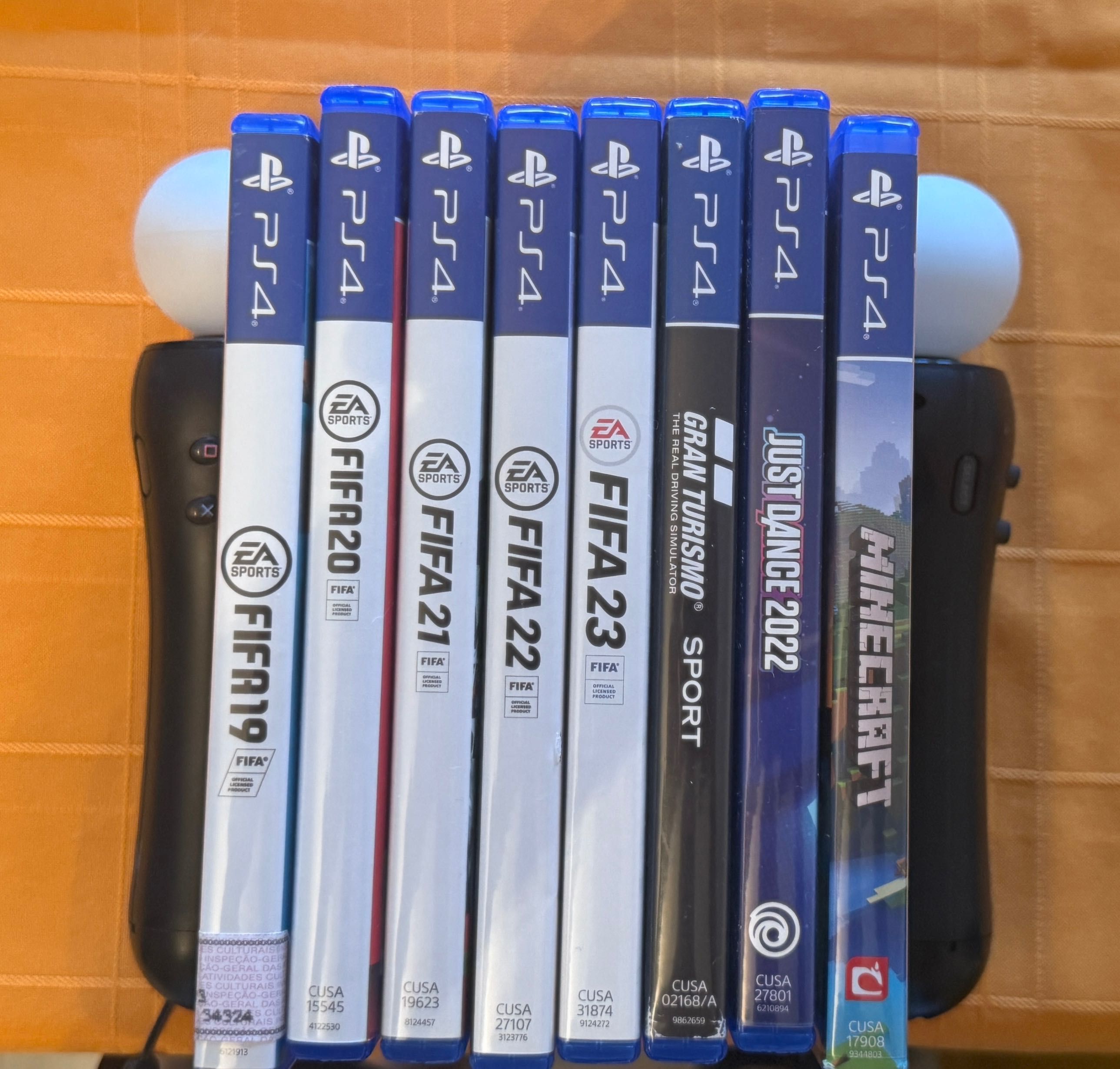 PlayStation 4 com 2 comandos e jogos