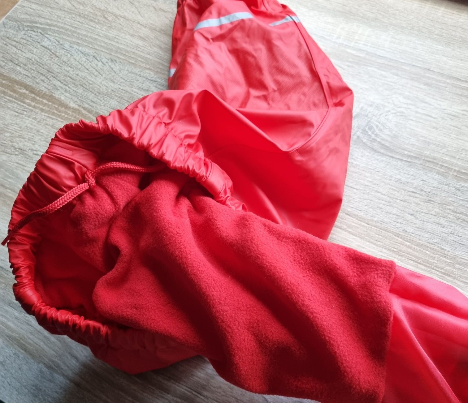 Spodnie przeciwdeszczowe ocieplane z gumkami czerwone na deszcz