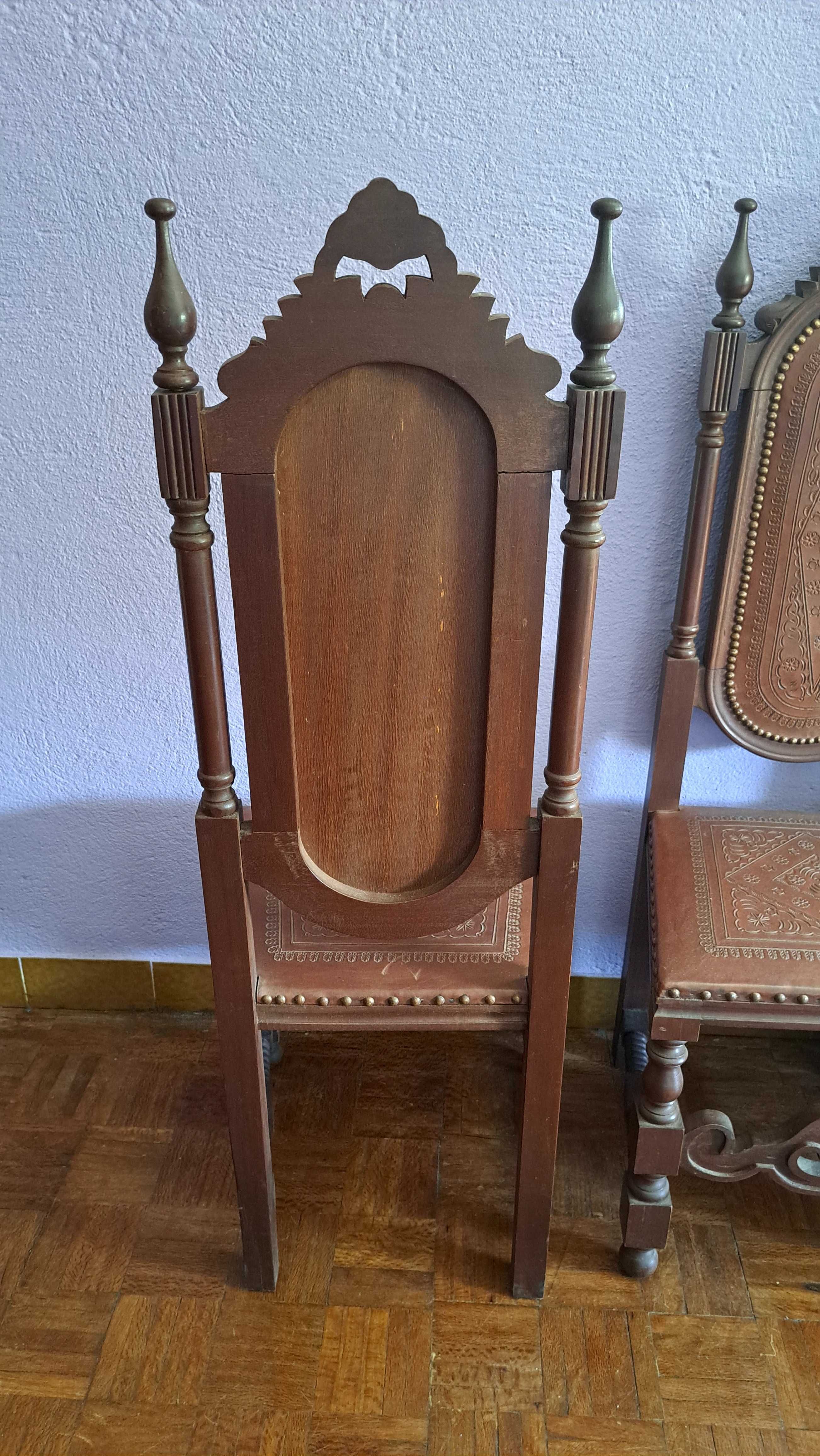 Mesa e 8 cadeiras antigas