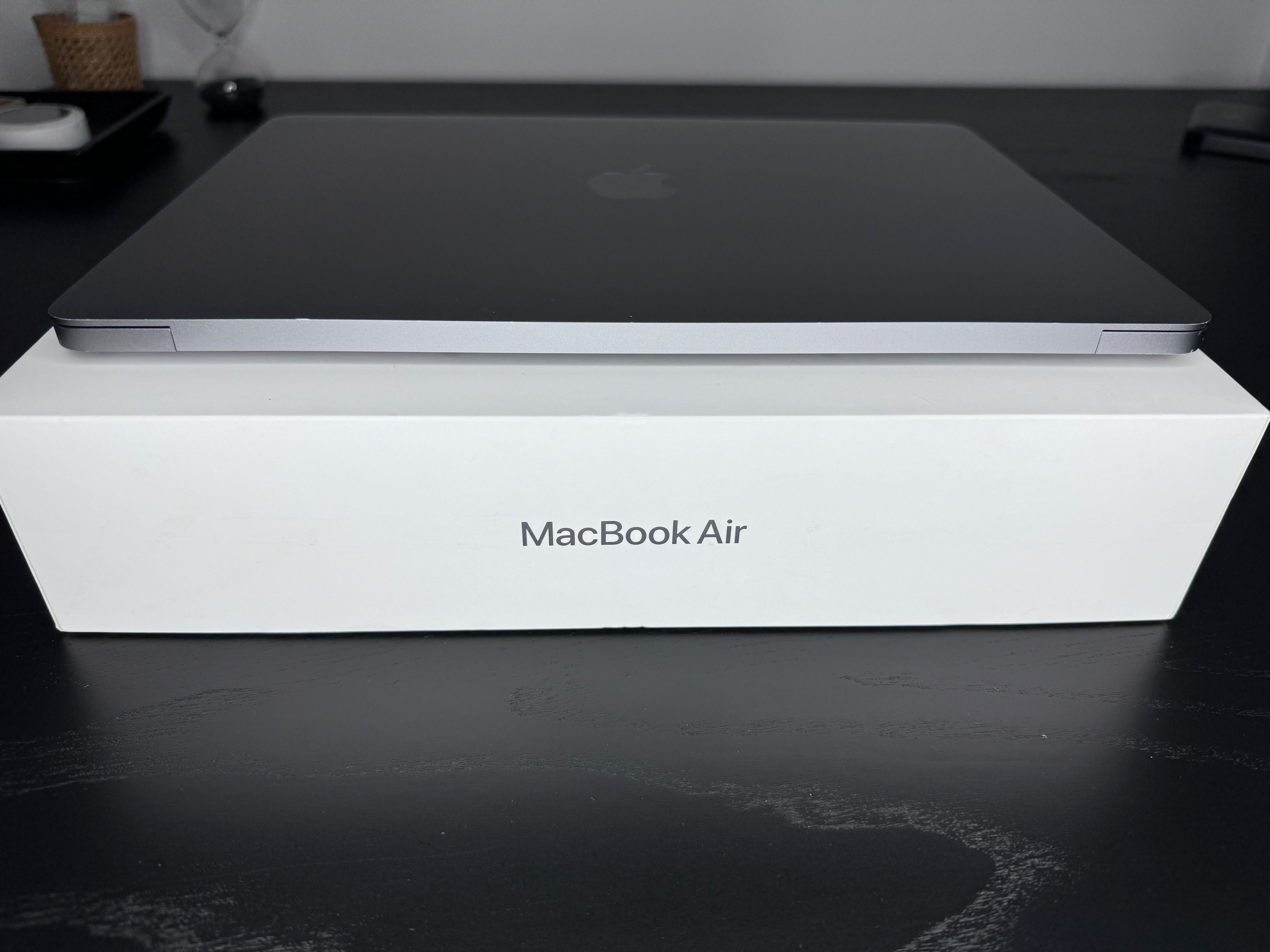 Apple MacBook Air 13"  Intel Core i3 8 GB / 256 Space Gray