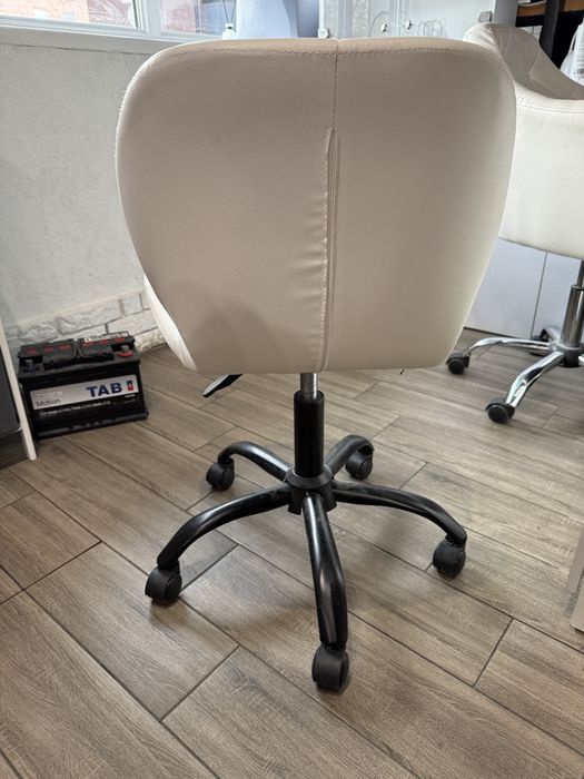 Крісло офісне на колесах