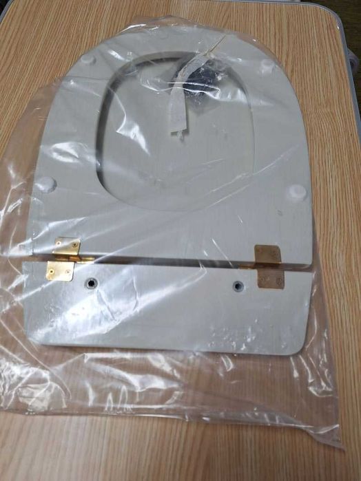 Tampa de Sanita  "Gusnor" em madeira lacada - Tema - Almond-Dourado