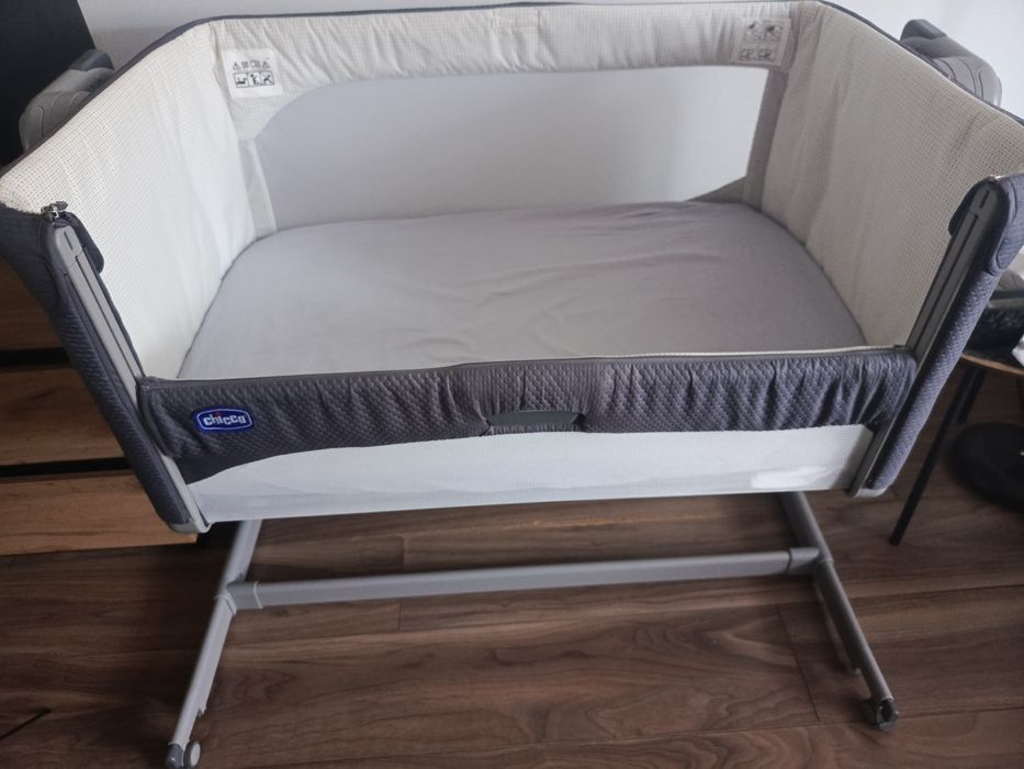Łóżeczko dostawka Chicco Next2Me Magic Moon Grey.