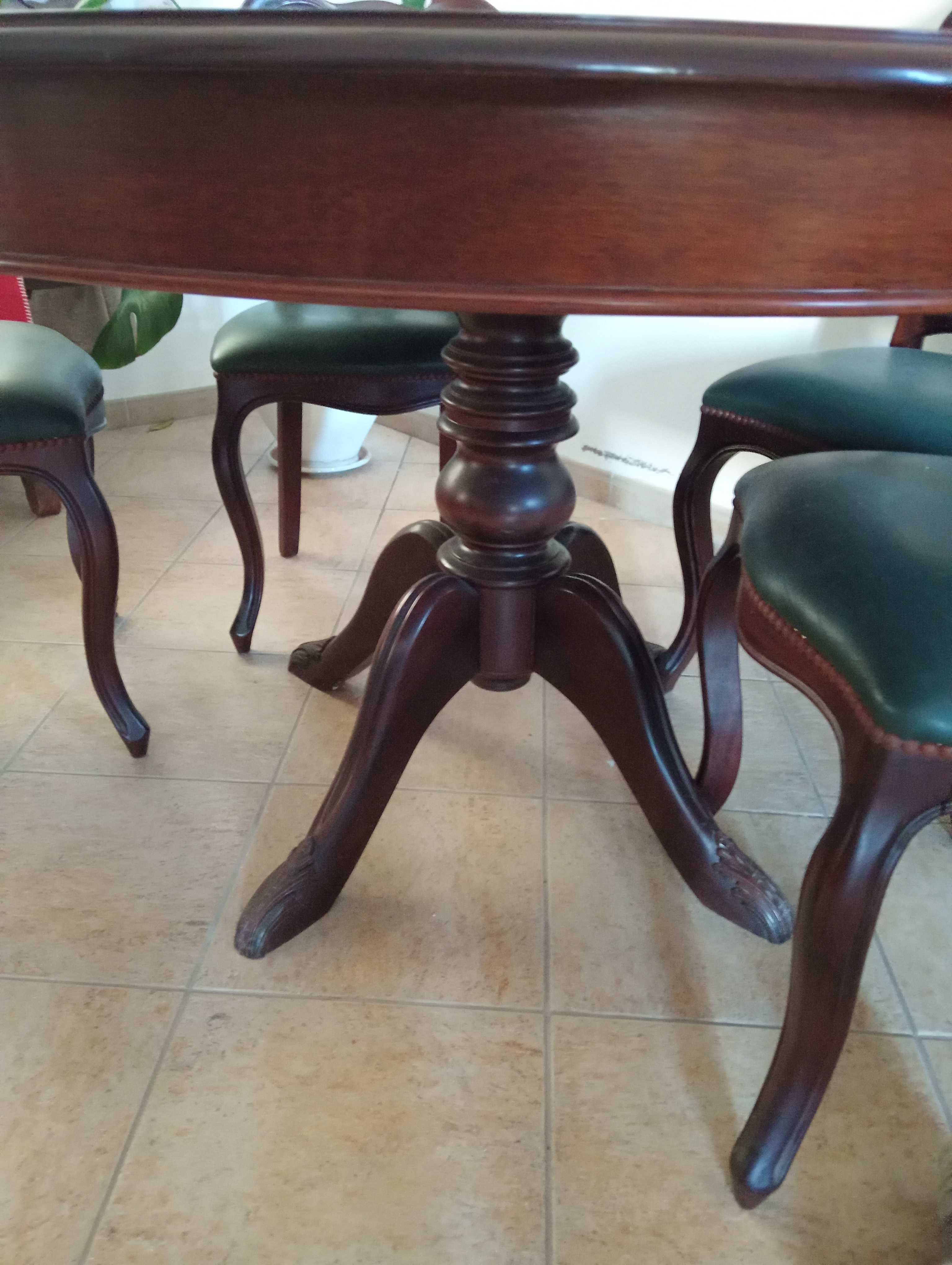 Mesa pé de galo e cadeiras