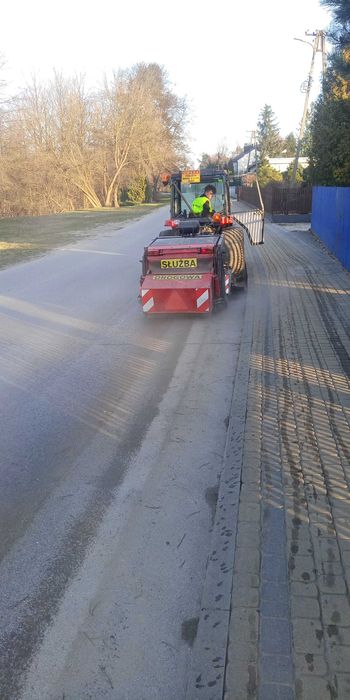 Mycie Zamiatanie  Odchwaszczanie Odsniezanie Parkingów  Mycie Hal Kost
