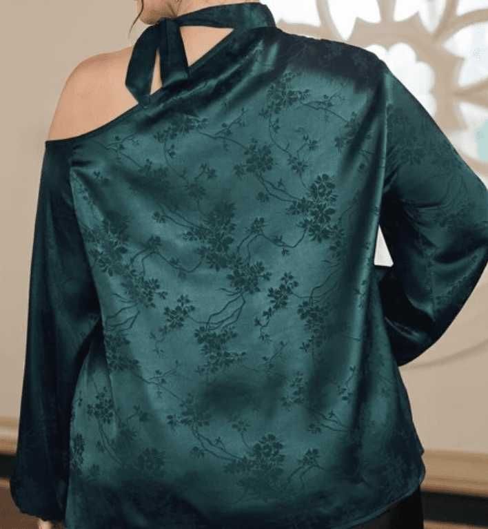 Blusa elegante em cetim verde escuro