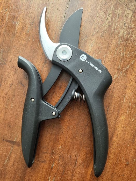 Ручний сікатор Fiskars Essential 20 мм