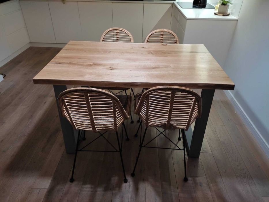 Stół dębowy z litego drewna – elegancja i trwałość na lata