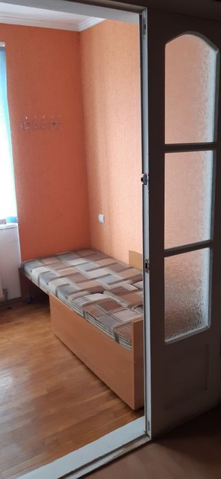 В 2-х этажном доме,комнаты, (бомбоубежище, свет всегда)