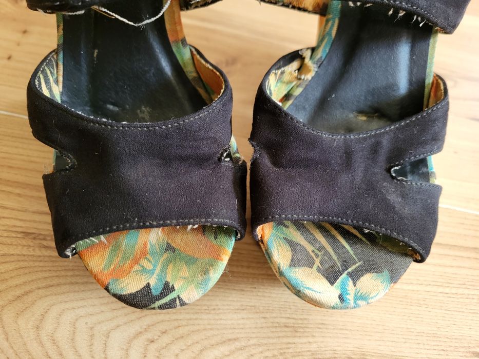 Sandały na koturnie