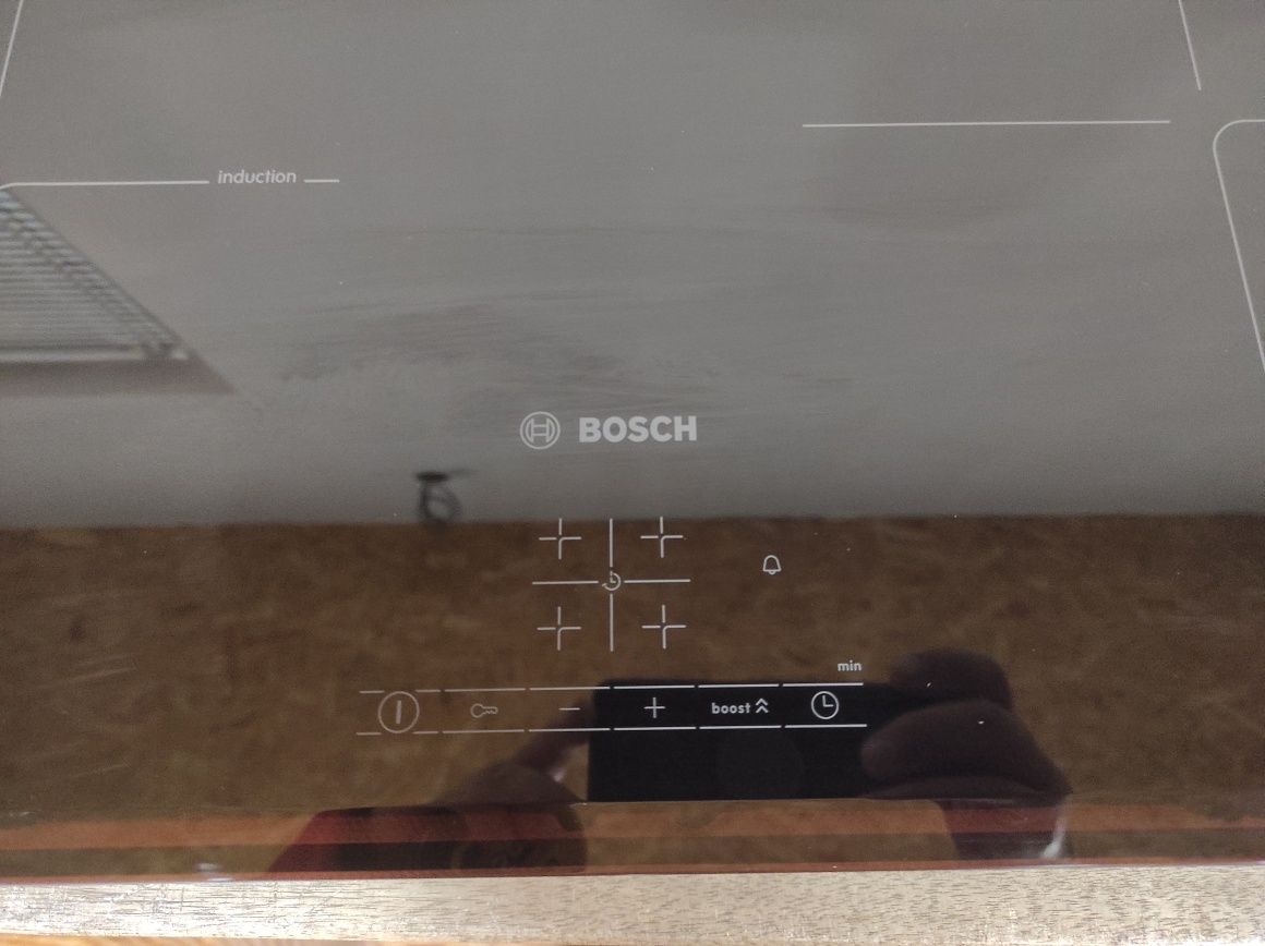 Индукционная варочная поверхность марки Bosch.