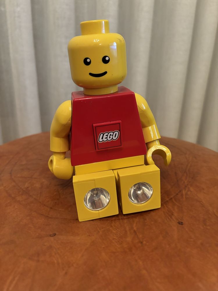 Boneco Lego que faz de lanterna