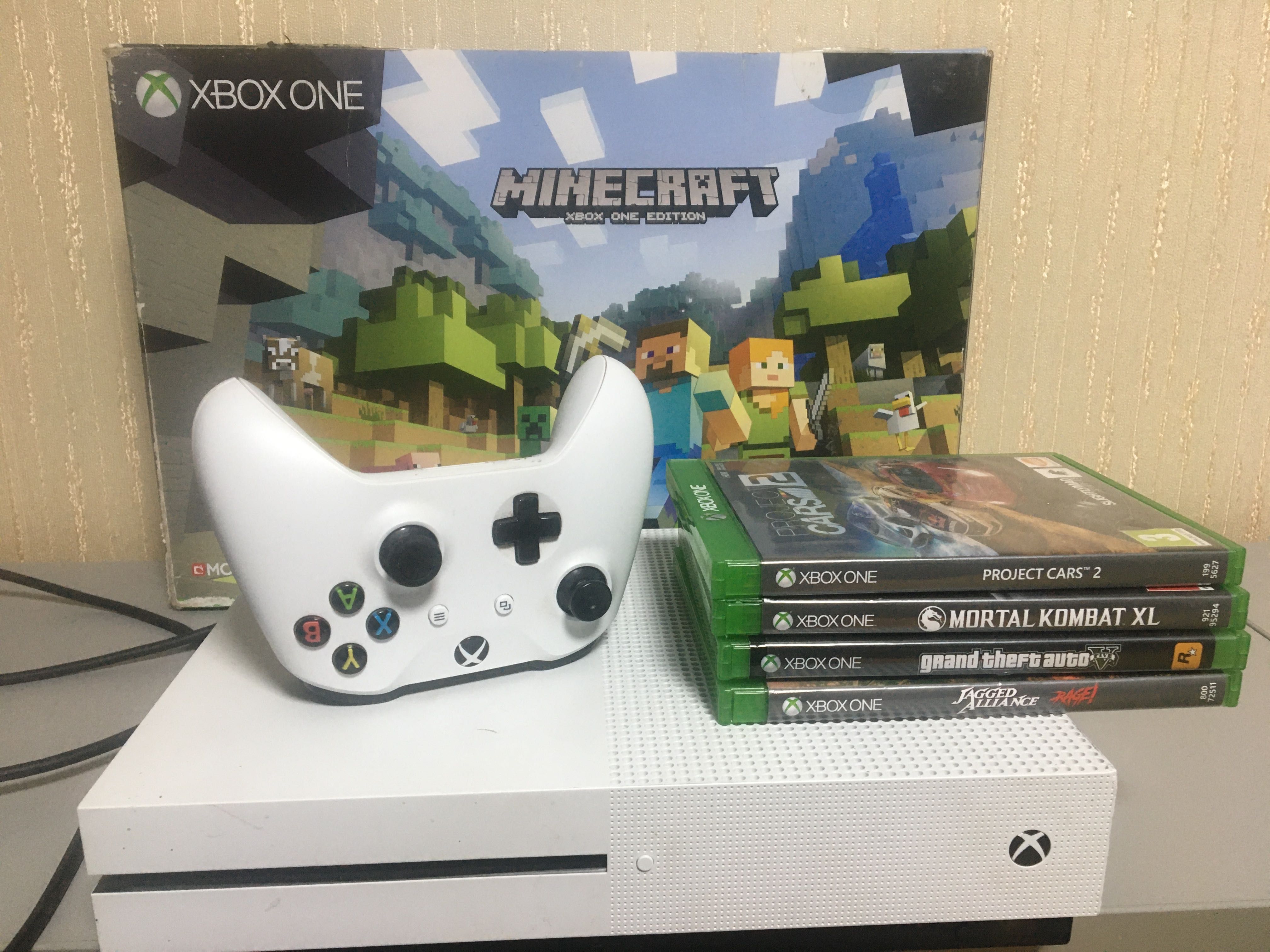 Microsoft Xbox One Edition + Minecraft