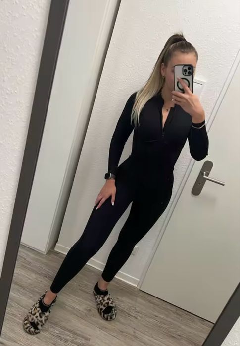 Коричневий та бежевий комбінезони