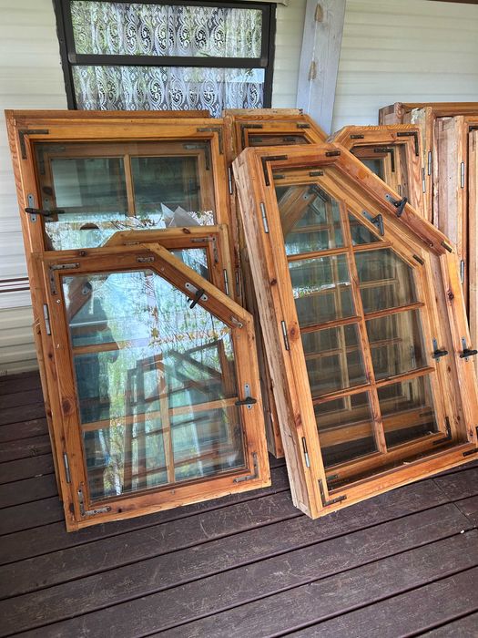 Okna i dzrwi drewniane skrzyniowe ze szprosami w idealnym stanie