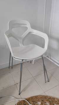 Krzesła krzesło z tworzywa i metalu białe