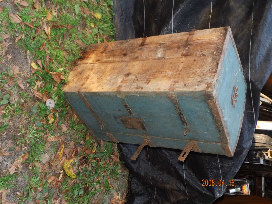 Drewniany stary kufer z okuciami