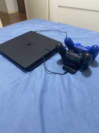 PlayStation 4 Slim 500 GB + 2 comandos + Suporte de carregamento