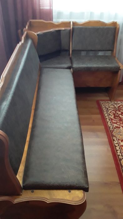 Кухня, кутовий диван, витяжка, газова плита, духова шафа