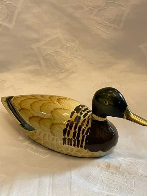 Mosiężna kaczka – elegancka figurka dekoracyjna