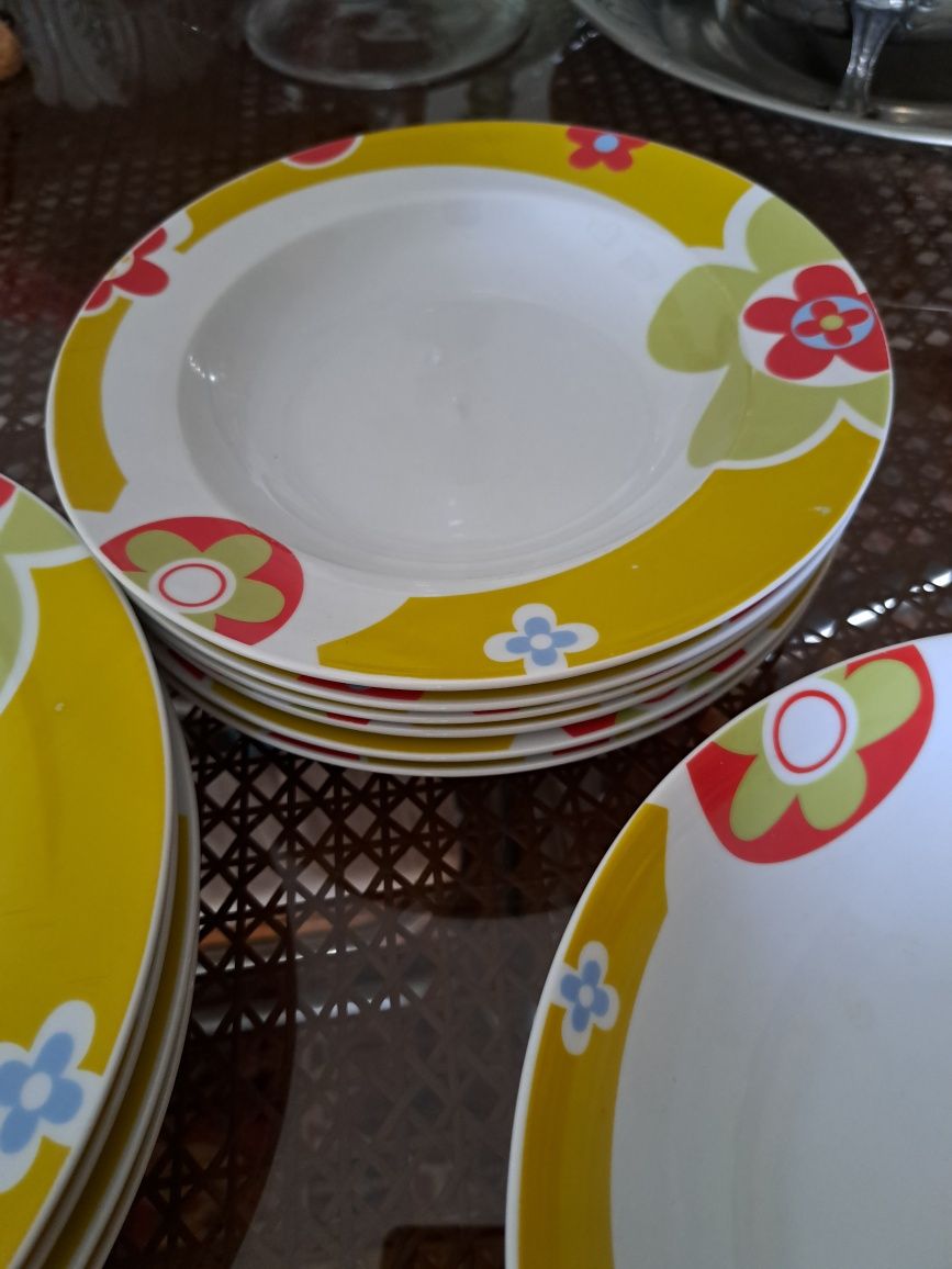 Serviço de mesa incompleto