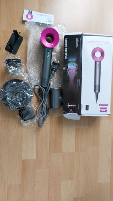 Suszarka do włosów z jonizacją i kompletem końcówek