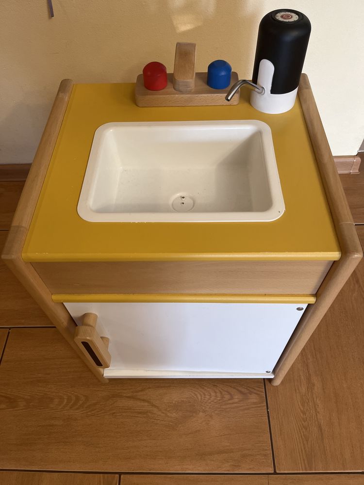 Drewniana szafka ze zlewem i kranem Montessori