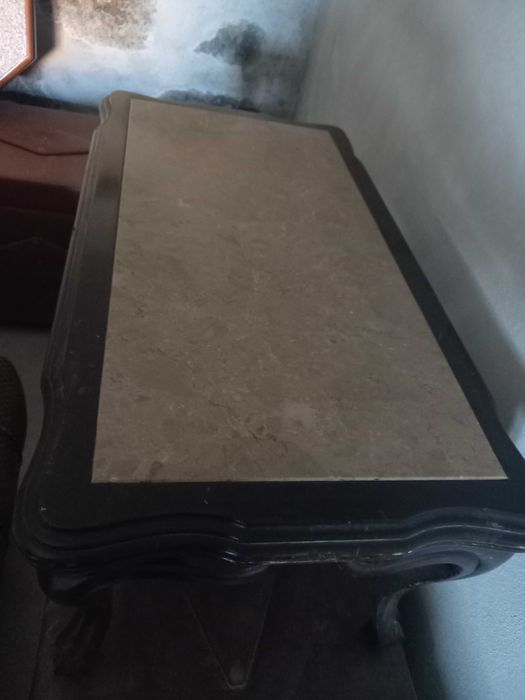 Mesa de centro com alguns riscos