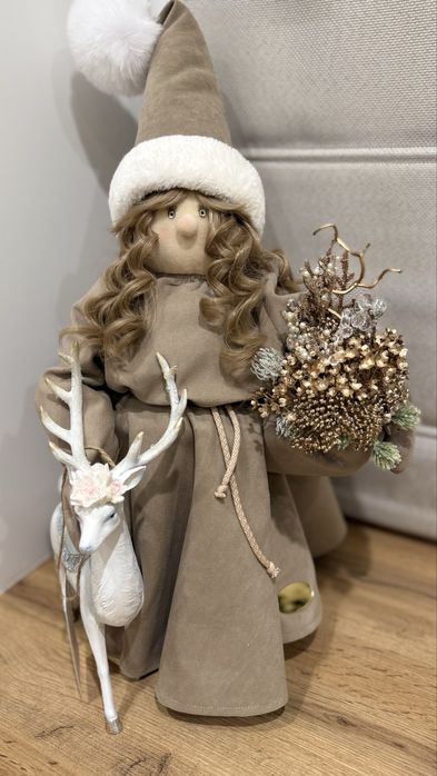 Новорічні дівчатка з композиціями.