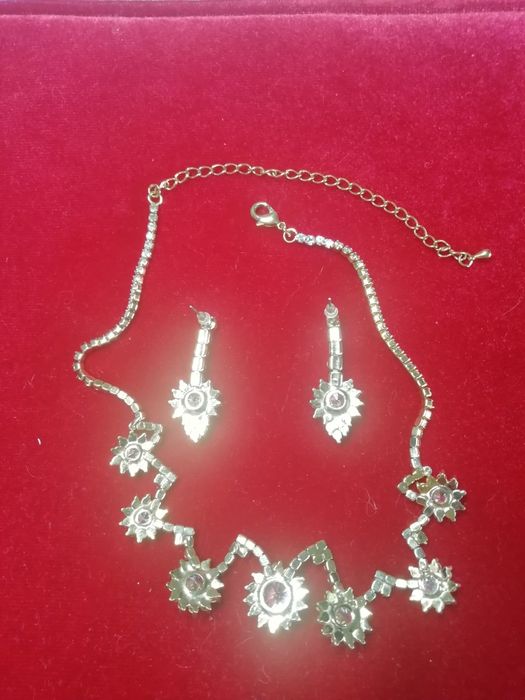 Колье, ожерелье с серёжками украшеное камнями Сваровски.