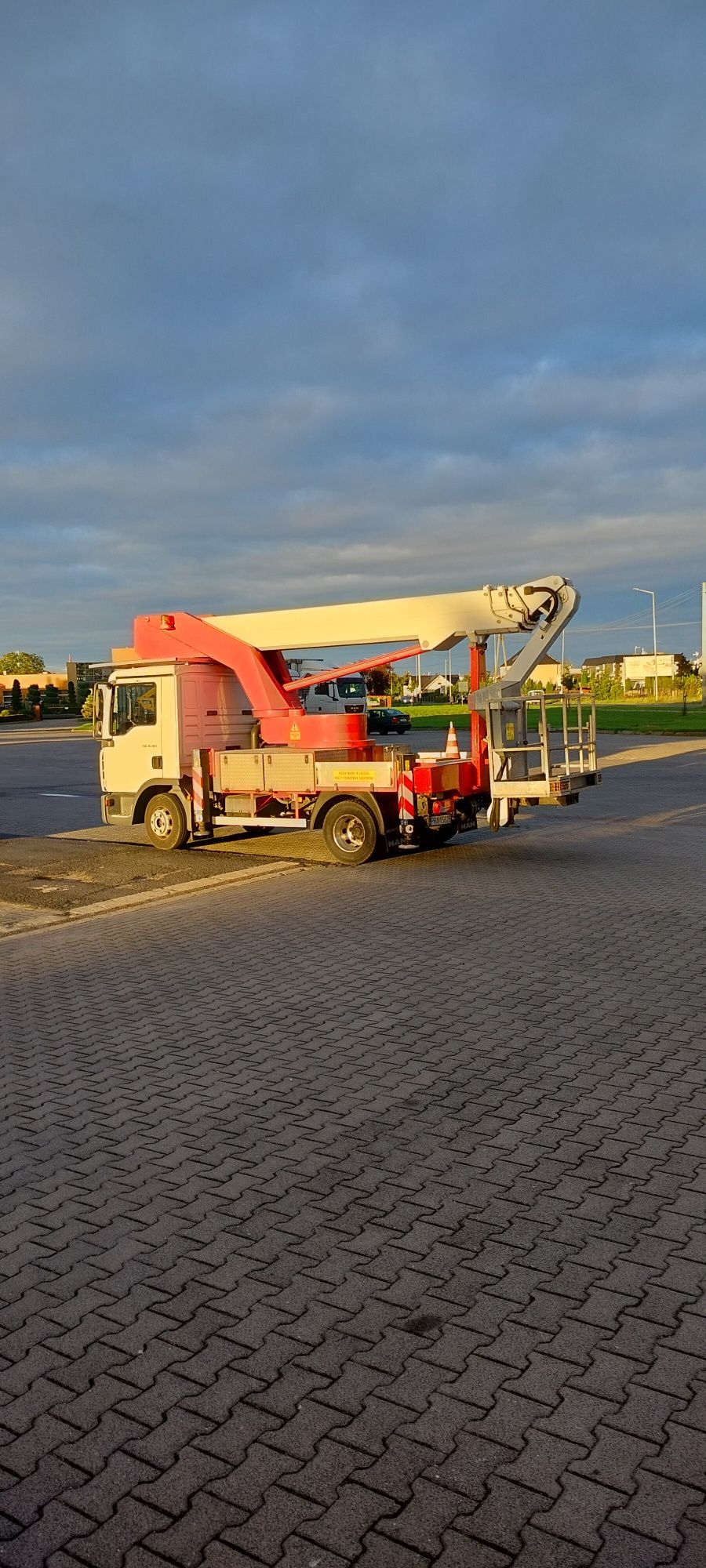 Usługi podnośnikiem ,Podnośnik koszowy zwyżka