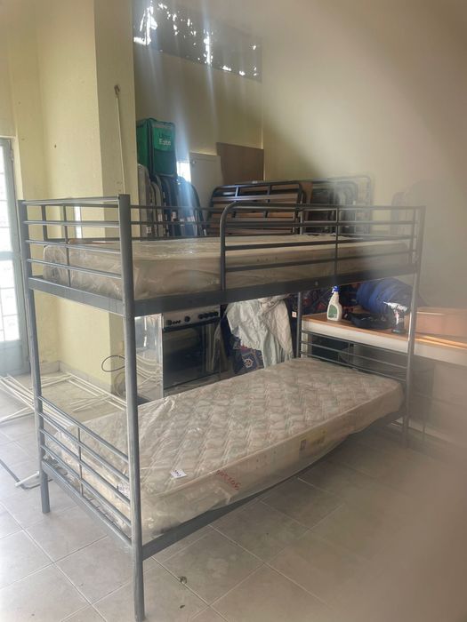 Vendo beliche com colchões