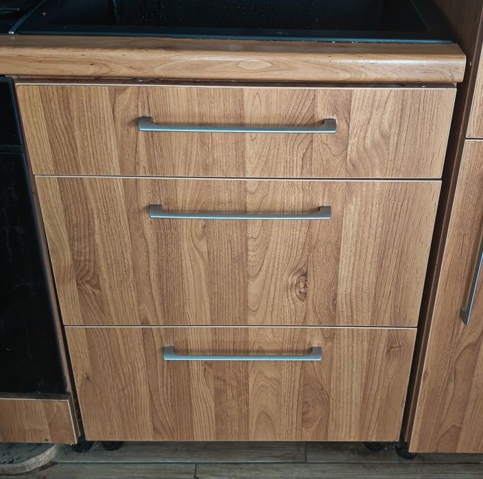 Zestaw szafek kuchennych wiszących i stojących