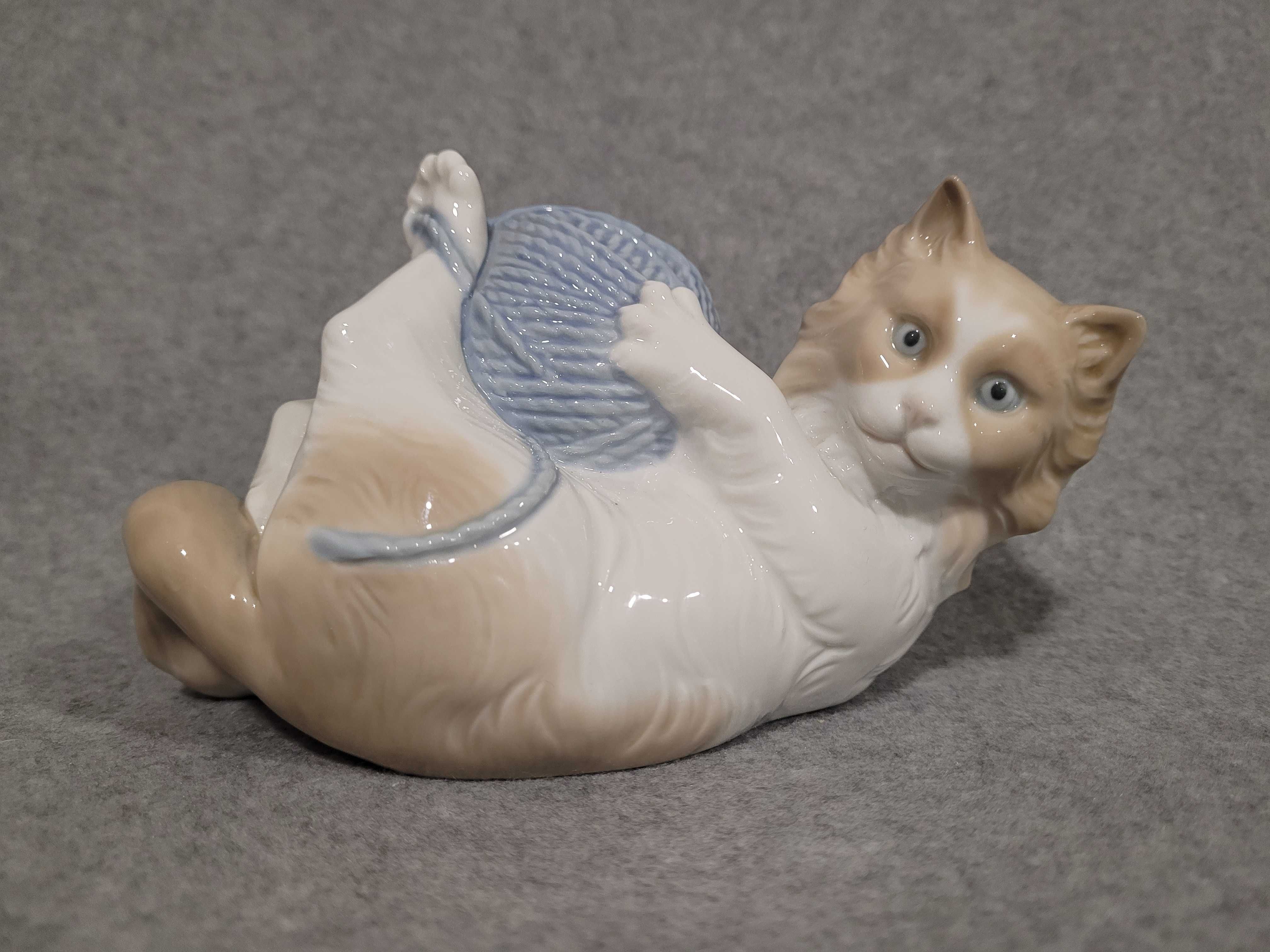 Статуэтка " Кот с клубком " Nao Lladro . Испания 15х10.5 см.