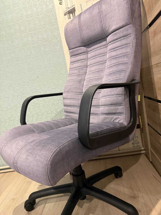 Зручне офісне крісло