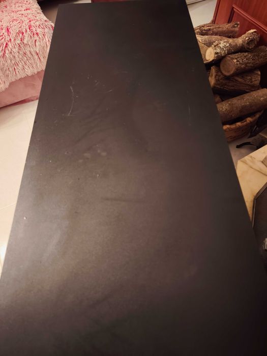 Secretária preta com gavetas rosa e brancas