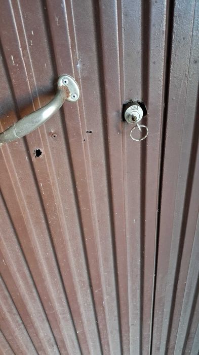 Portão grande castanho