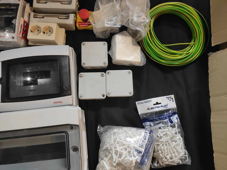 Pozostałości po budowie, puszki,kable,rozdzielnica,przewód,elektryka