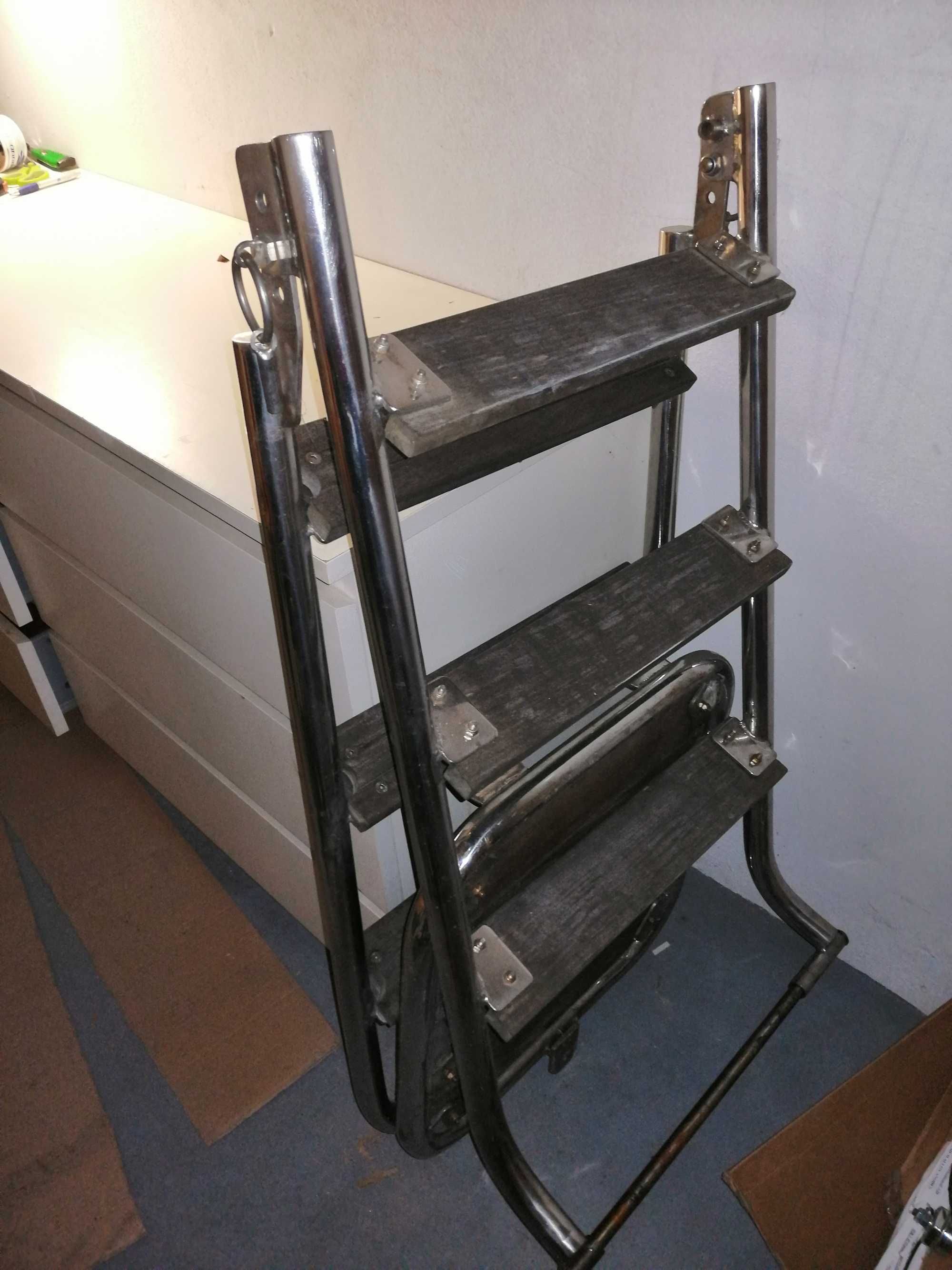 Escada para barco ou piscina em madeira e inox, com degraus inclinados