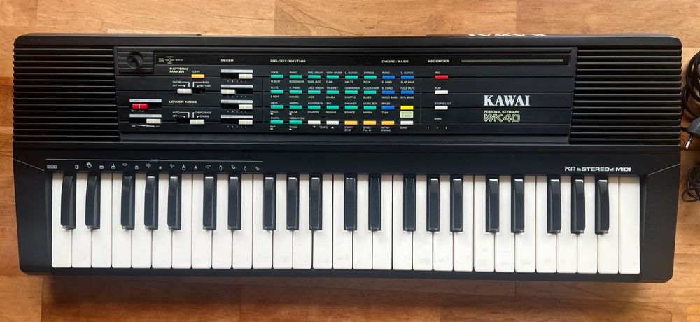 Kawai WK-40 – Teclado Electrónico 49 Teclas + Carregador